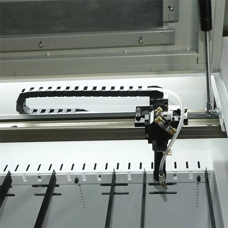 CO2レーザー彫刻・切断機（アパレル、プレキシガラス、木材、 - Co2 Laser Engraving Machine のレビューと価格